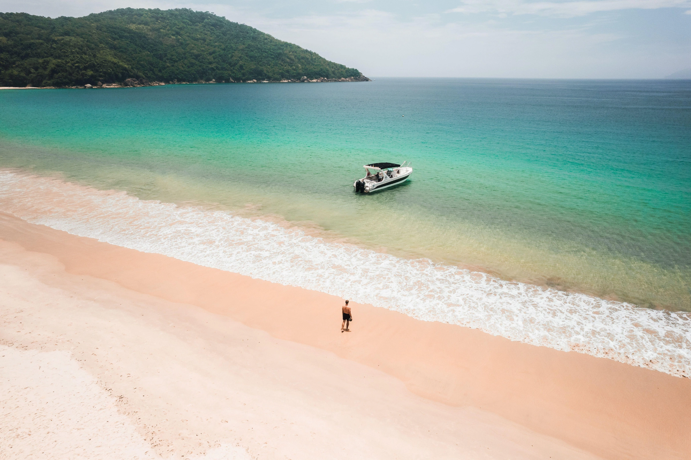 Abraao_Beach,_Ilha_Grande[1].webp